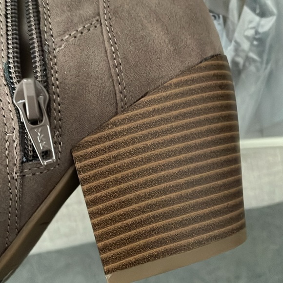 Women’s Boots- Taupe, Size 7 - Picture 4 of 8